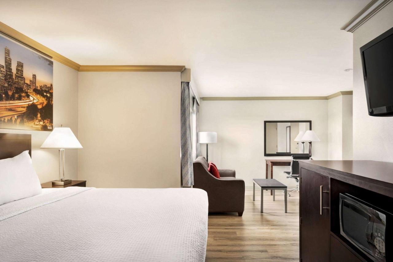 Baymont By Wyndham Monterey Park Hotel Exterior photo