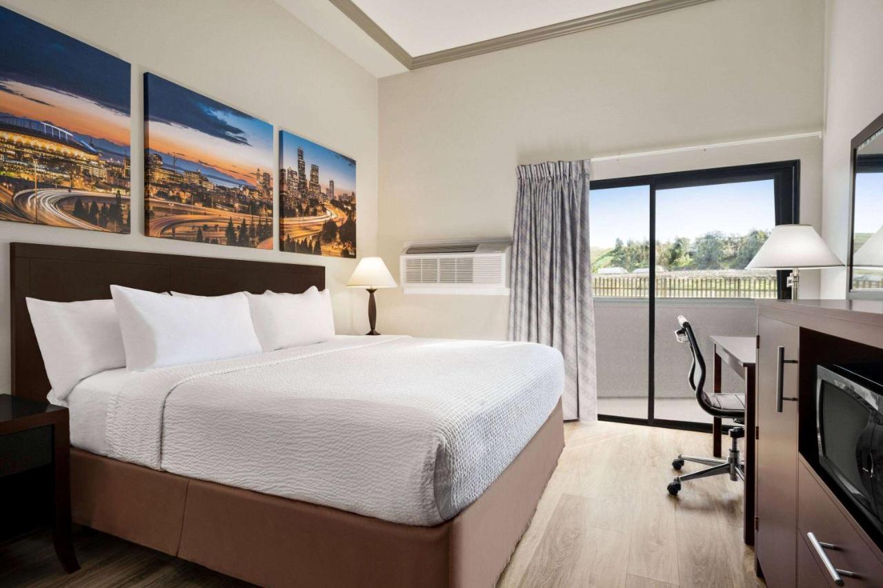 Baymont By Wyndham Monterey Park Hotel Exterior photo