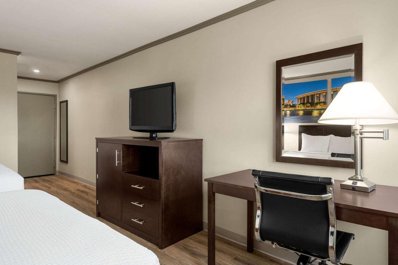 Baymont By Wyndham Monterey Park Hotel Exterior photo